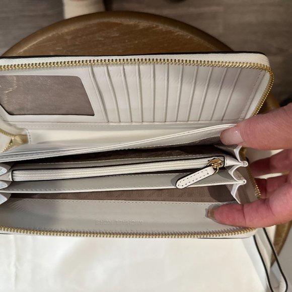 Authentic Michael Kors STUNNING "Vivian" Optic White Basket Weave Wallet, NWOT - Picture 11 of 16